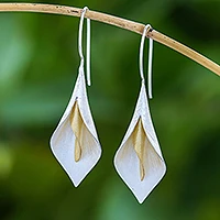 Pendientes colgantes con detalles en oro, 'Serene Lily' - Pendientes de plata de ley con detalles en oro hechos a mano con tema floral