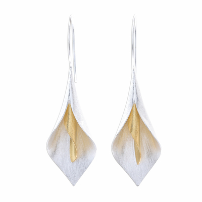 Ohrhänger mit Goldakzent - Handgefertigte Ohrringe aus Sterlingsilber mit Blumenmotiv und Goldakzenten