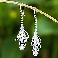 Pendientes colgantes de plata de ley, 'Rainy Beauty' - Pendientes colgantes de plata de ley en forma de pétalo de Tailandia