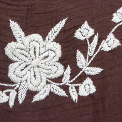 Blusa de algodón - Blusa de algodón con bordado floral en castaño de Tailandia