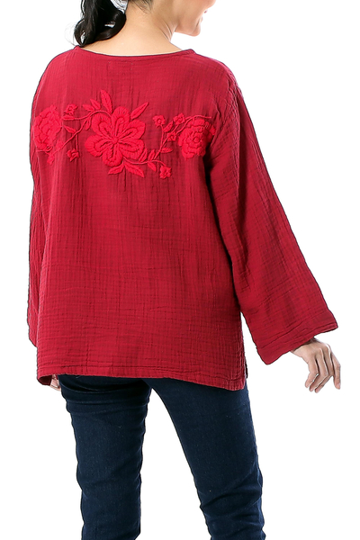 Blusa de algodón - Blusa de algodón con bordado floral en carmesí de Tailandia