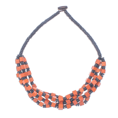 Halskette aus Holzperlen - Orange und schwarze Buchsbaum-Würfelperlen-Halskette