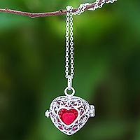 Collar con medallón de plata de ley, 'Ringing Heart' - Collar con colgante con motivo de corazón de plata de ley con timbre