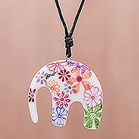 Ceramic pendant necklace, 'Delightful Daisies'