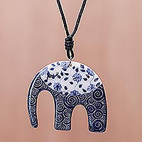 Keramik-Anhänger-Halskette, „Dark Floral Elephant“ – Blau-weiße Blumen-Elefant-Keramik-Anhänger-Halskette