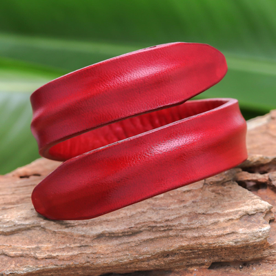 Pulsera cruzada de cuero - Brazalete de cuero moderno en rojo de Tailandia