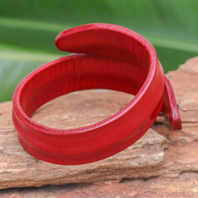 Pulsera cruzada de cuero - Brazalete de cuero moderno en rojo de Tailandia