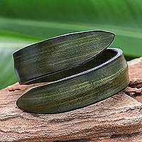 Pulsera envolvente de cuero, 'Simple Caress in Green' - Pulsera envolvente de cuero moderna en verde de Tailandia
