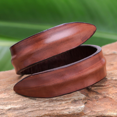 Wickelarmband aus Leder - Modernes Leder-Wickelarmband in Braun aus Thailand