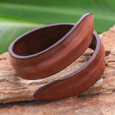 Wickelarmband aus Leder - Modernes Leder-Wickelarmband in Braun aus Thailand