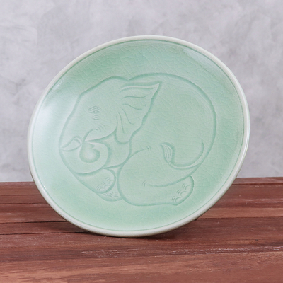 Plato llano de cerámica celadón - Plato llano de cerámica celadón tailandés hecho a mano con motivo de elefante