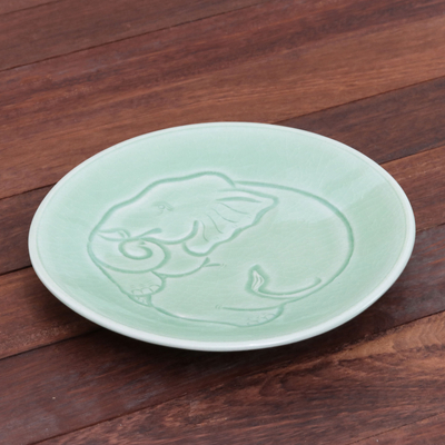 Salatteller aus Seladon-Keramik - Handgefertigter Salatteller aus thailändischer Seladon-Keramik mit Elefantenmotiv
