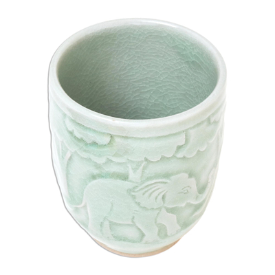 Teetasse aus Celadon-Keramik - Teetasse aus Celadon-Keramik mit Elefantenmotiv aus Thailand
