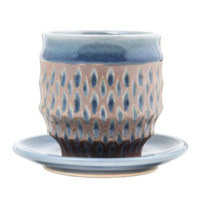 Tasse und Untertasse aus Celadon-Keramik - Tasse und Untertasse aus Celadon-Keramik mit Regenmotiv aus Thailand