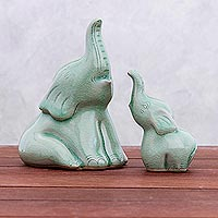 Seladon-Keramikfiguren, „Mama und Baby“ (Paar) – Seladon-Keramik-Elefantenfiguren aus Thailand (Paar)
