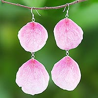 Pendientes colgantes de pétalos de rosa natural, 'Pretty Rose in Pink' - Pendientes colgantes de rosa natural en rosa de Tailandia