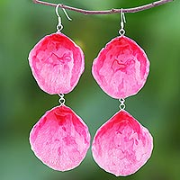 Pendientes colgantes de pétalos de rosas naturales, 'Pretty Rose in Fuchsia' - Pendientes colgantes de rosas naturales en fucsia de Tailandia
