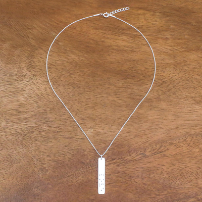 Halskette mit Anhänger aus Sterlingsilber - Halskette mit Anhänger aus Sterlingsilber mit Liebesmotiv und Blindenschrift