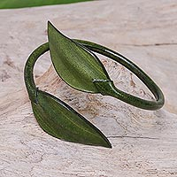 Pulsera de cuero, 'Forest Embrace in Olive' - Pulsera de cuero con hojas en oliva de Tailandia