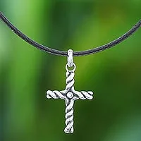 Halskette mit Anhänger aus Sterlingsilber, „Beacon Cross“ – Kunsthandwerklich gefertigte Kreuzhalskette aus thailändischem Sterlingsilber mit CZ