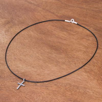 Halskette mit Anhänger aus Sterlingsilber - Handgefertigte Kreuz-Halskette aus thailändischem Sterlingsilber mit CZ