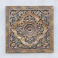 Teakholz-Reliefpaneel, „Floral Symmetry“ – Florales Teakholz-Reliefpaneel in rustikalem Braun aus Thailand