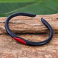 Ledermanschettenarmband, 'Black-Red Eye' - Schwarzes und rotes Ledermanschettenarmband aus Thailand