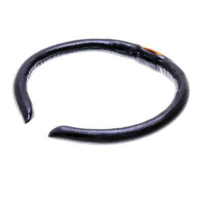 Manschettenarmband aus Leder - Manschettenarmband aus schwarzem und orangefarbenem Leder aus Thailand