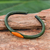 Manschettenarmband aus Leder - Grünes und orangefarbenes Ledermanschettenarmband aus Thailand