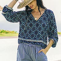 blusa de rayón - Blusa de rayón con motivo floral en azul de Tailandia