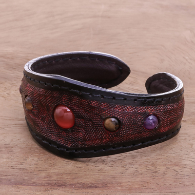 Manschettenarmband aus Leder mit mehreren Edelsteinen - Manschettenarmband aus Leder mit mehreren Edelsteinen in Rot aus Thailand
