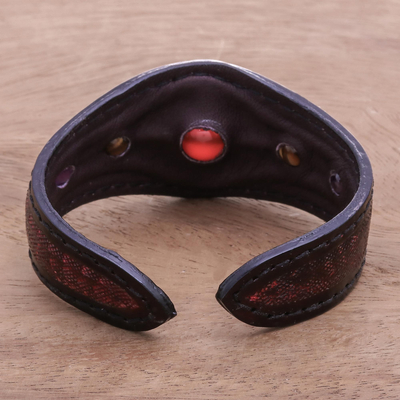 Manschettenarmband aus Leder mit mehreren Edelsteinen - Manschettenarmband aus Leder mit mehreren Edelsteinen in Rot aus Thailand
