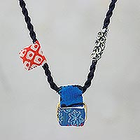 Baumwoll-Anhänger-Halskette, „Easy Breezy“ – verstellbare bedruckte Baumwoll-Anhänger-Halskette aus Thailand