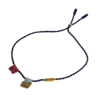Halskette mit Anhänger aus Baumwolle - Halskette mit Anhänger aus gelb und rot bedruckter Baumwolle aus Thailand