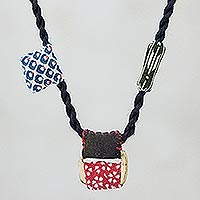 Halskette mit Baumwollanhänger, „Laid Back“ – Bedruckte Halskette mit Baumwollanhänger, hergestellt in Thailand