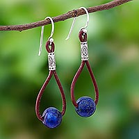 Pendientes colgantes de lapislázuli, 'Pasión de primavera' - Pendientes colgantes de plata de lapislázuli y Karen con cuero