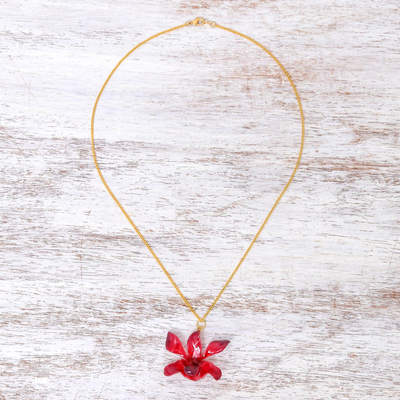 Collar con colgante de orquídea natural con detalles dorados - Collar con colgante de orquídea natural rojo-púrpura acentuado en oro