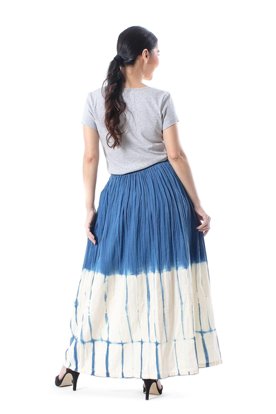 Falda de algodón teñida - Falda de algodón teñida con nudo Shibori azul celeste y marfil de Tailandia