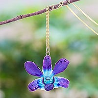 Collar colgante de flor natural acentuado en oro, 'Flor estrellada en azul-púrpura' - Collar colgante de orquídea natural azul-púrpura acentuado en oro