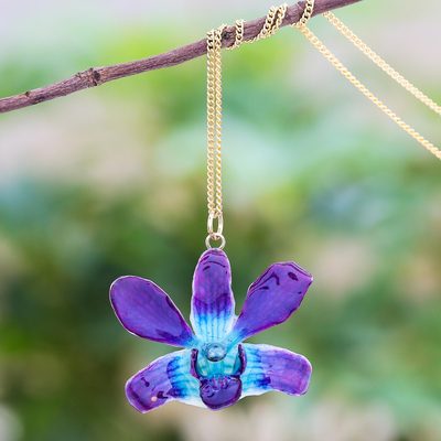 Halskette mit natürlichem Blumenanhänger mit Goldakzent - Blau-lila natürliche Orchideen-Anhängerhalskette mit Goldakzent
