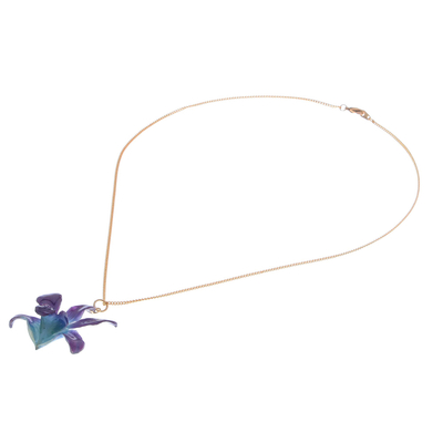 Collar con colgante de flor natural con detalles dorados - Collar con colgante de orquídea natural azul-púrpura acentuado en oro