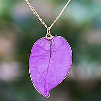 Collar colgante de flor natural acentuado en oro, 'Bougainvillea Love in Purple' - Collar colgante de flor natural acentuado en oro en púrpura