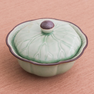 Cuenco de cerámica de celadón cubierto, 'Bai Bua' - Cuenco con tapa de cerámica de celadón genuino de Tailandia
