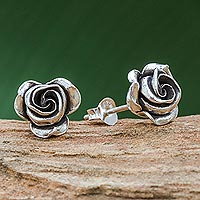 Pendientes de botón de plata, 'Primera rosa' - Pendientes de botón de flor de plata de la tribu tailandesa Karen Hill