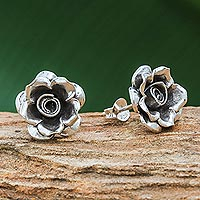 Pendientes de botón de plata, 'Rosas de la tribu de la colina' - Pendientes de botón con tema de flor de plata de la tribu de la colina tailandesa Karen