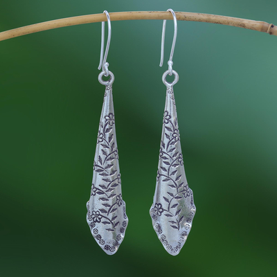 Pendientes colgantes de plata - Pendientes colgantes de plata Karen con motivo floral de Tailandia