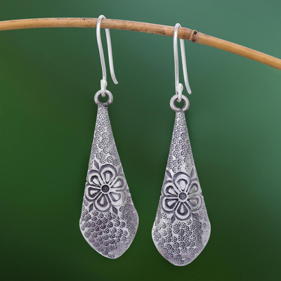 Silberne Ohrhänger - Karen-Ohrhänger aus Silber mit Blumenmotiv aus Thailand