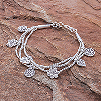 Charm-Armband aus Silberperlen, „Dainty Garden“ – Karen-Silberperlenarmband mit floralem Charme aus Thailand
