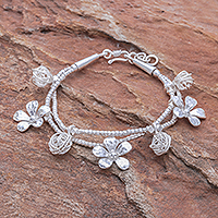 Silbernes Perlenarmband, „Floral Forest“ – Karen Silberperlenarmband mit Blumenanhängern