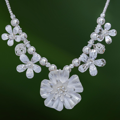 Halskette mit Anhänger aus silbernen Perlen - Florale Karen-Silberperlen-Anhänger-Halskette aus Thailand